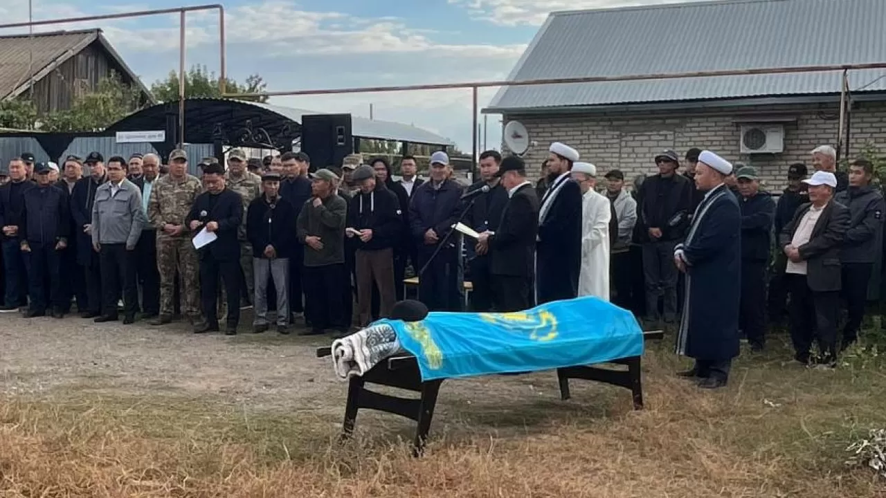 Последний путь героев: в ЗКО простились с военнослужащими, погибшими на Каспии