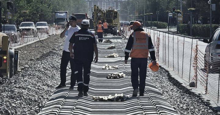 Алматыда LRT желісінің рельстері төселіп жатыр