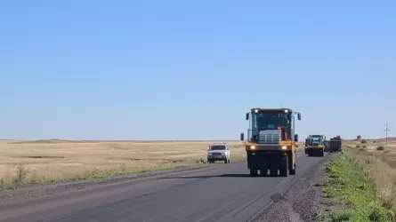 Грузовикам закрыли путь на месяц: где в РК вводятся ограничения  