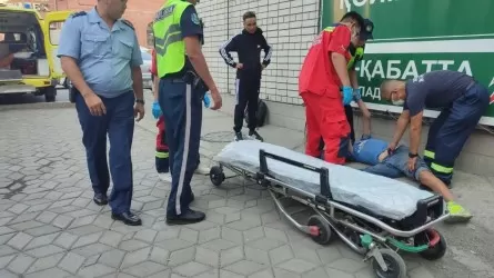 В Семее полицейские и медики пришли на помощь мужчине 