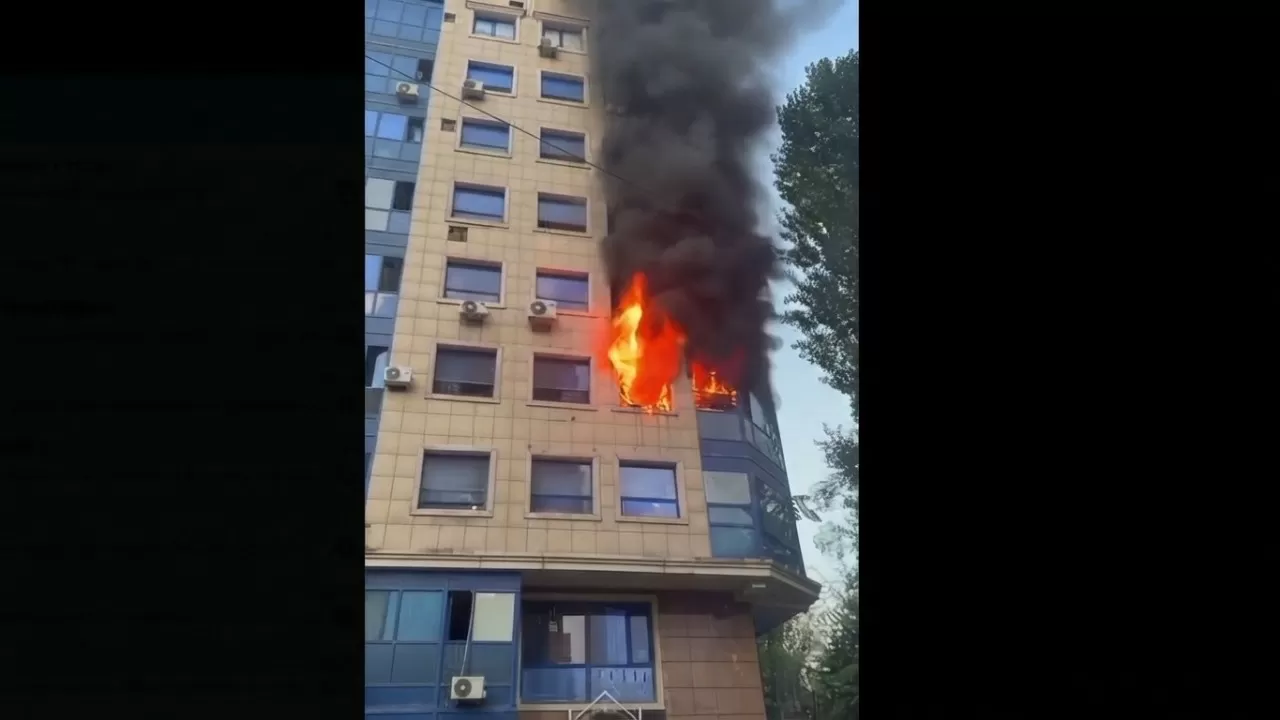 Сильный пожар произошел в одной из многоэтажек Алматы