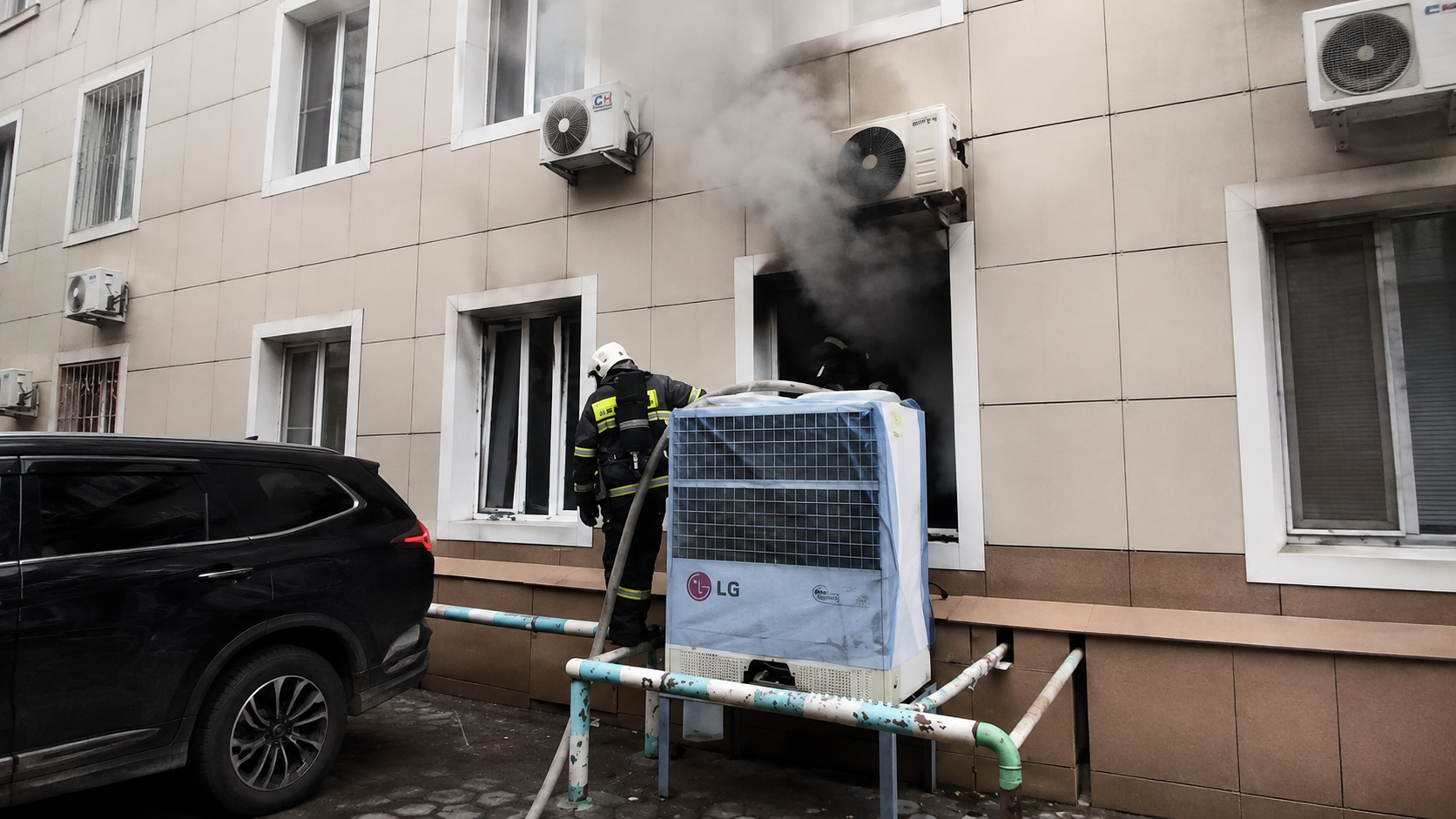 Огонь вспыхнул на первом этаже в торговом доме Павлодара  