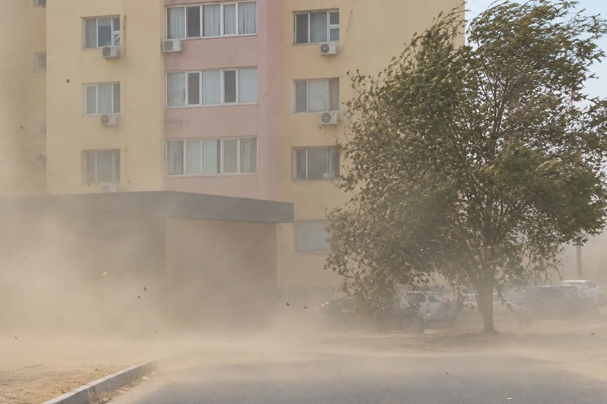 &ldquo;Жаңбыр мен бұршақ жаууы да мүмкін&rdquo;: Ақтау қаласын қою шаң басты