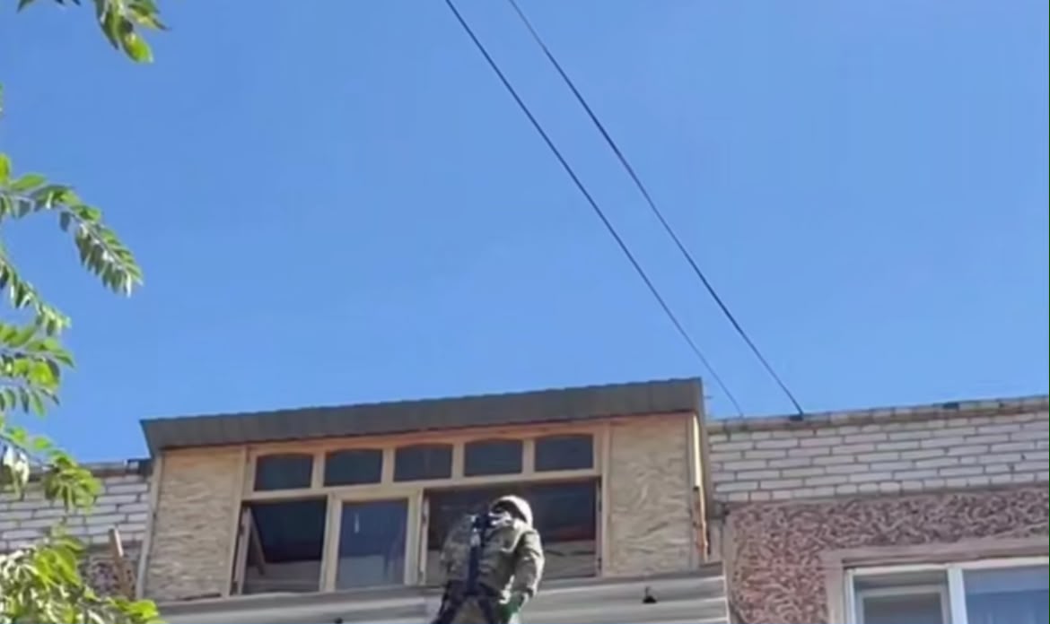 Жезқазғанда құтқарушылар 2 бала болған пәтердің есігін ашты
