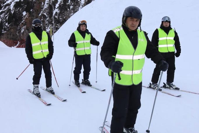 Полицейские, экипированные горными лыжами, будут следить за порядком на Шымбулаке