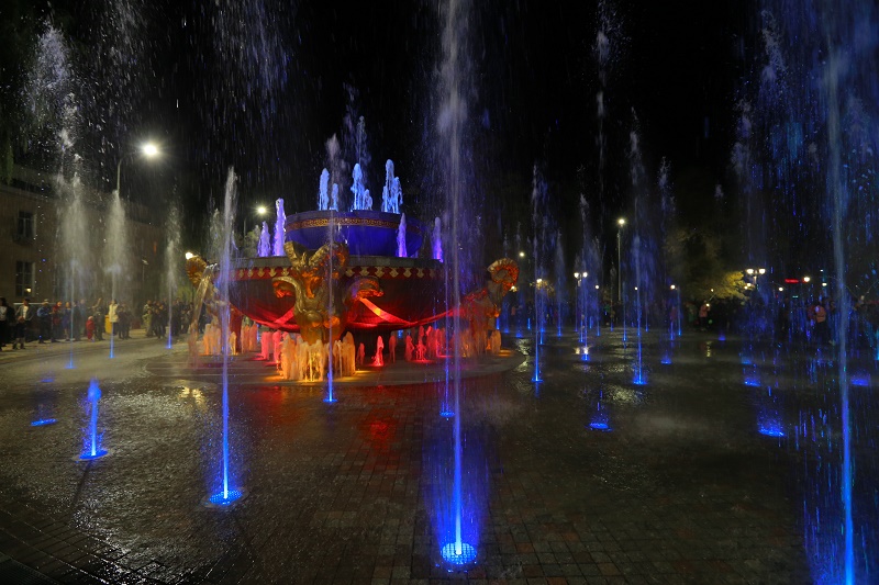 Семь светодинамичсеких фонтанов стали завершением благоустройства площади в Талдыкоргане 