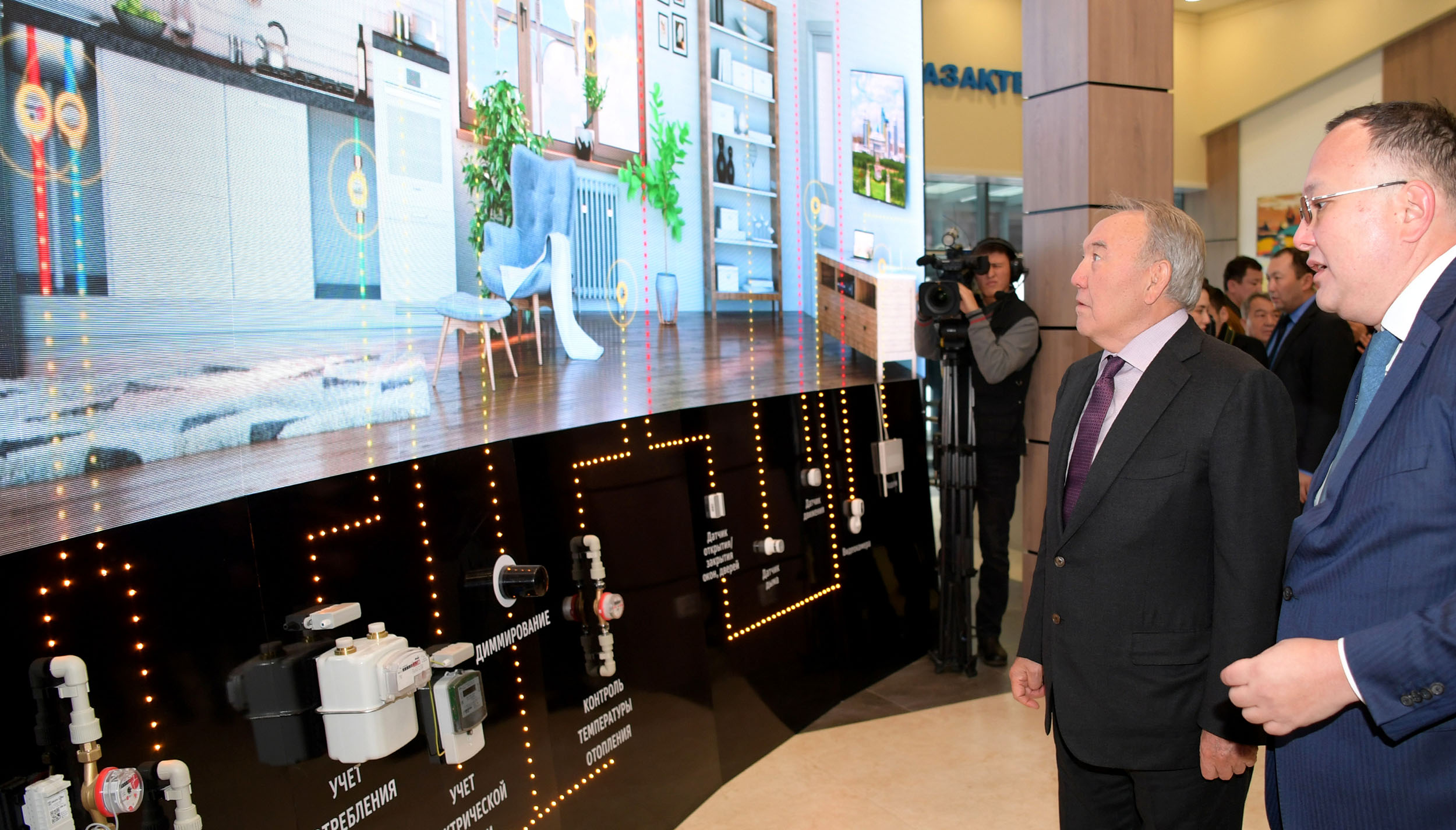 Нұрсұлтан Назарбаев Smart Aqkol ахуалдық орталығына барды