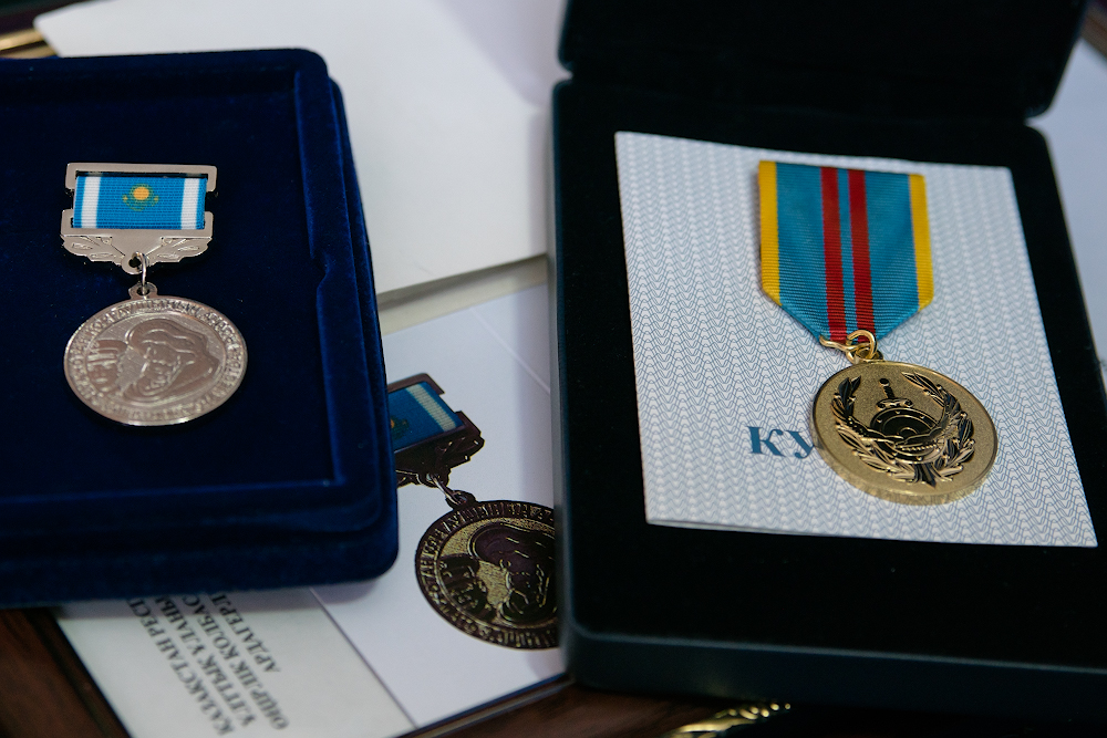 Медаль мать защитника отечества. Медаль материнства. Медаль медаль материнства 2023 года. Медаль защитнику Отечества Казахстан.