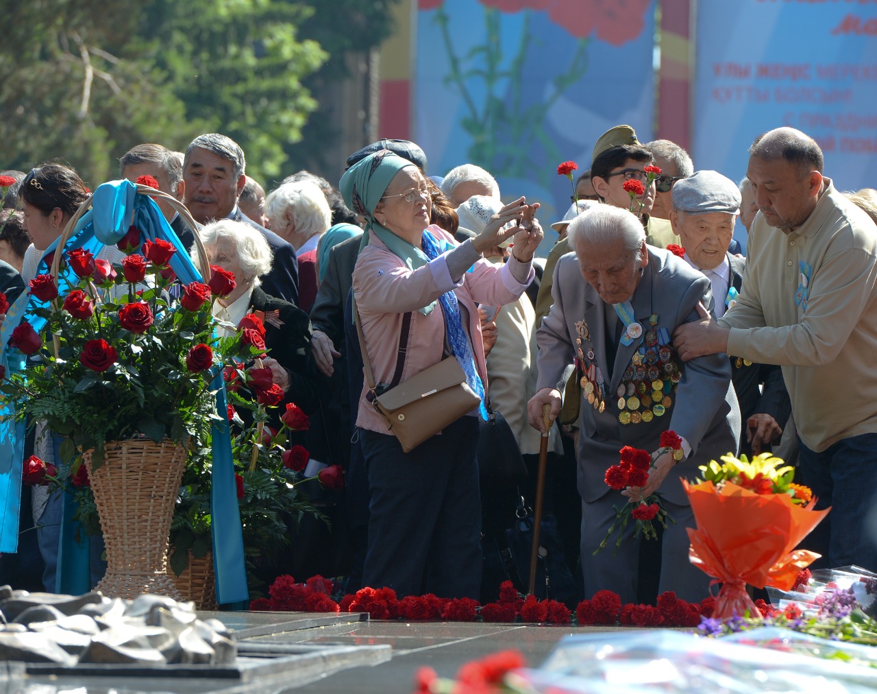 Жеңіс күні Алматыдағы 28 гвардияшы-панфиловшы атындағы саябақтағы Даңқ мемориалына гүл шоқтары қойылды 