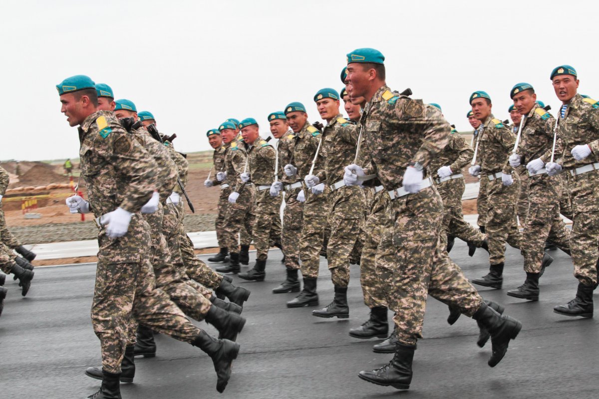 Депутат: күндізгі бөлімде оқитын балалардың бәрі әскери борышын өтеуі керек