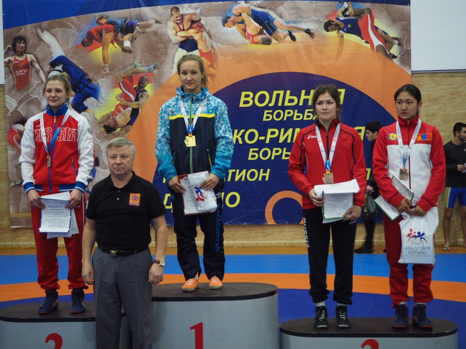 Казахстанки завоевали золото на турнире по женской борьбе в России  