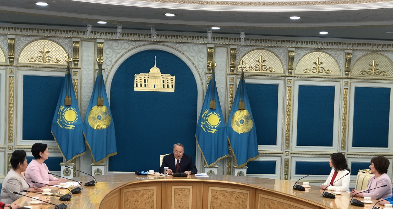  Президент Казахстана: "Ни одно государство не делает таких подарков для малообеспеченных многодетных семей" 