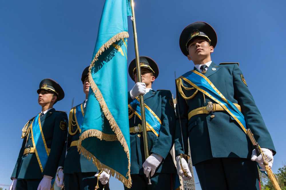 В Алматы в День защитника Отечества ушел служить новый призыв