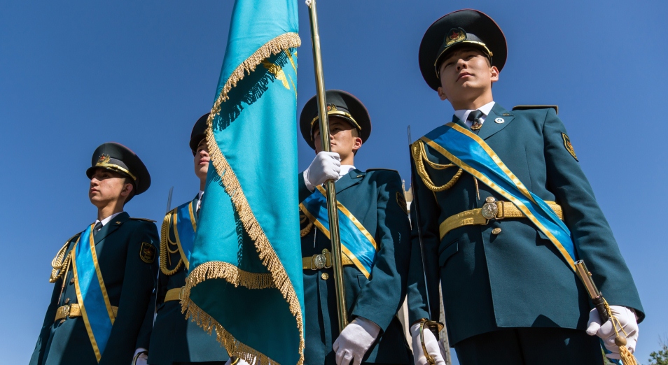 В Алматы в День защитника Отечества ушел служить новый призыв