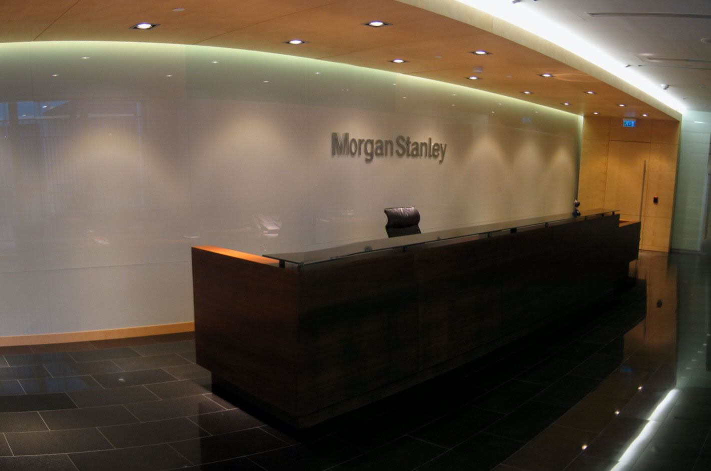 Morgan Stanley переводит валютные операции из Москвы в Лондон