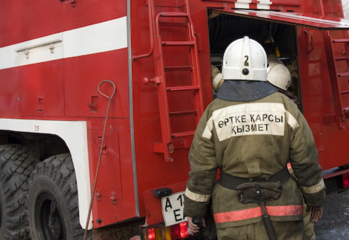 В Уральске тушат пожар на авторазборе   