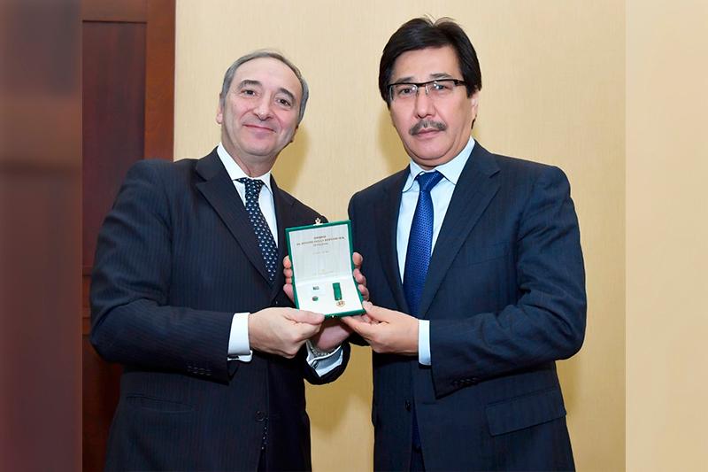 Посол Италии вручил орден ректору КазНУ имени Аль-Фараби