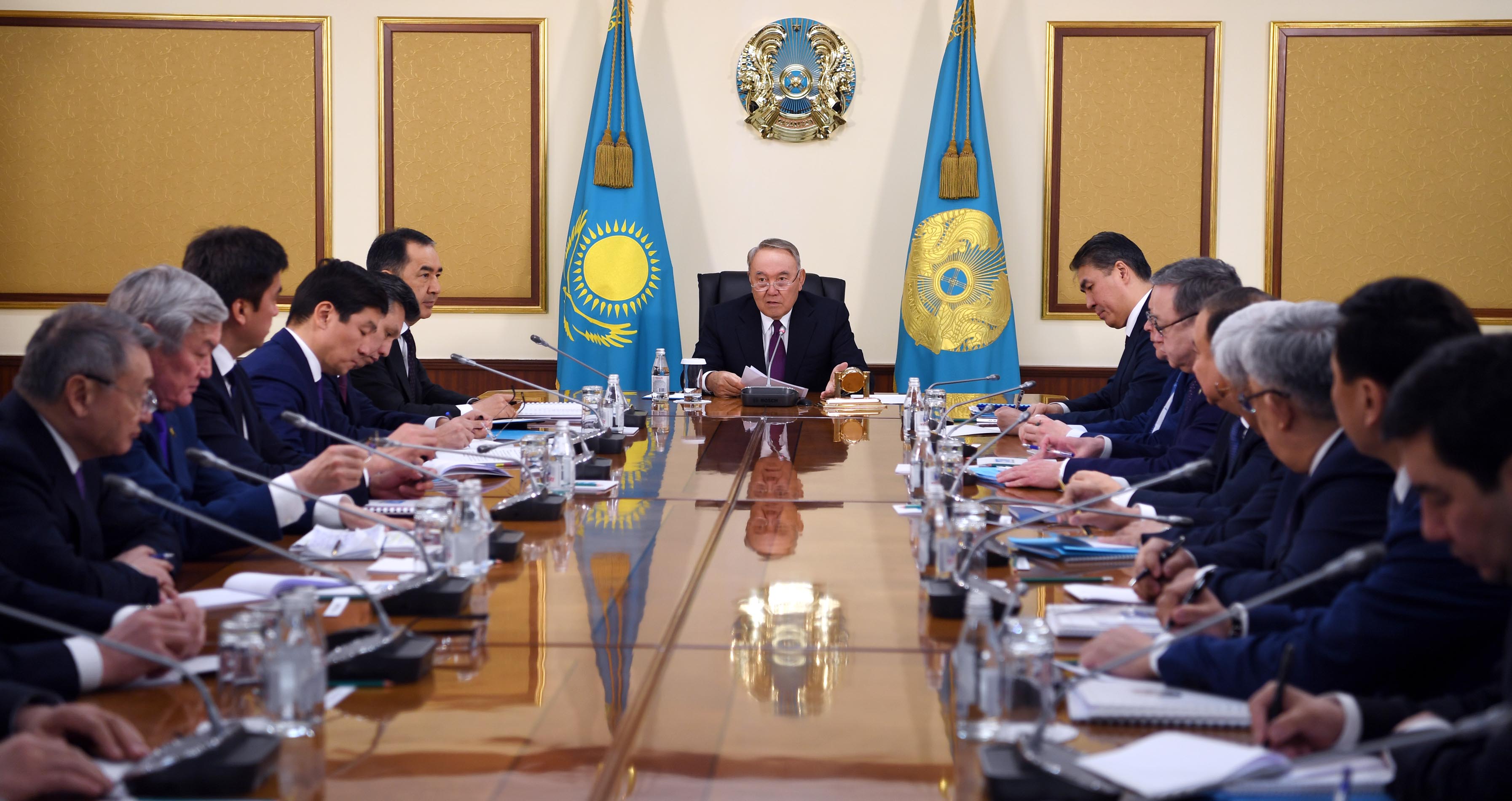 Нурсултан Назарбаев провел совещание с акимами регионов и Алматы, Астаны и Шымкента