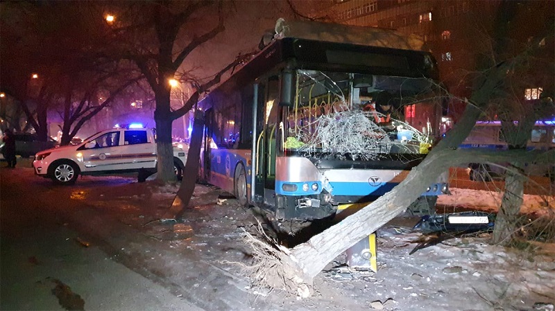 Троллейбус в Алматы протаранил три автомобиля 