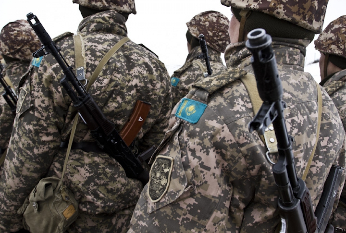 Казахстанские пограничники обнаружили в тайнике "Газели" граждан Узбекистана  