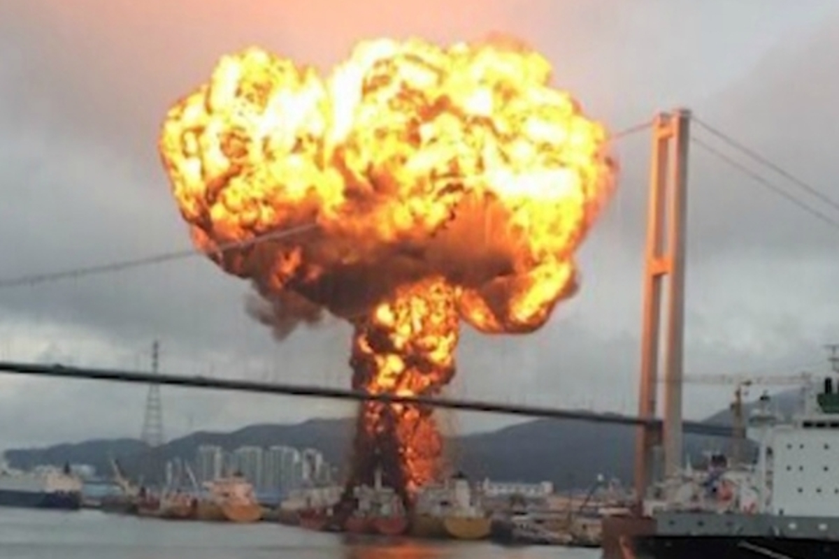 В южнокорейском порту горит судно с нефтепродуктами, есть пострадавшие