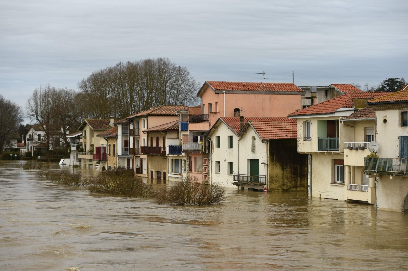 В 11 департаментах Франции введен повышенный уровень опасности из-за непогоды
