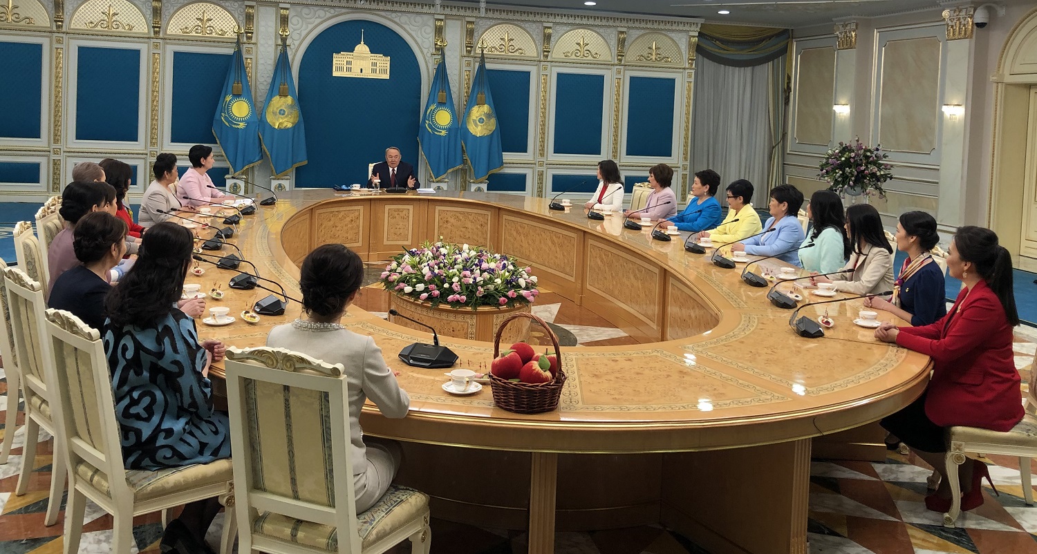 Назарбаев сравнил труд матерей с работой авиадиспетчеров 