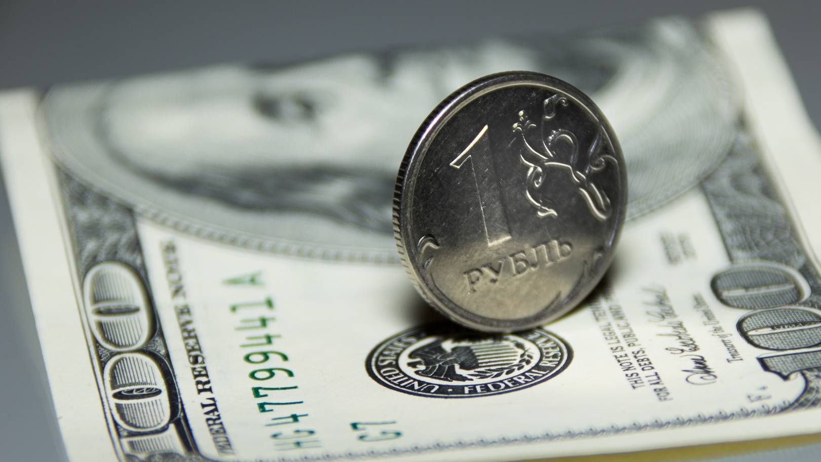 Рубль за год подешевел по отношению к доллару на 17,5 процента