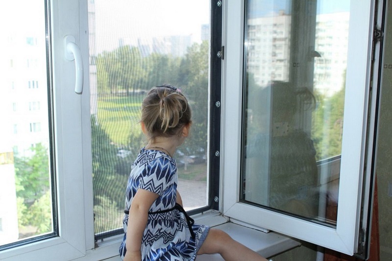 Дети могут выпасть из окна: что надо знать и помнить родителям  
