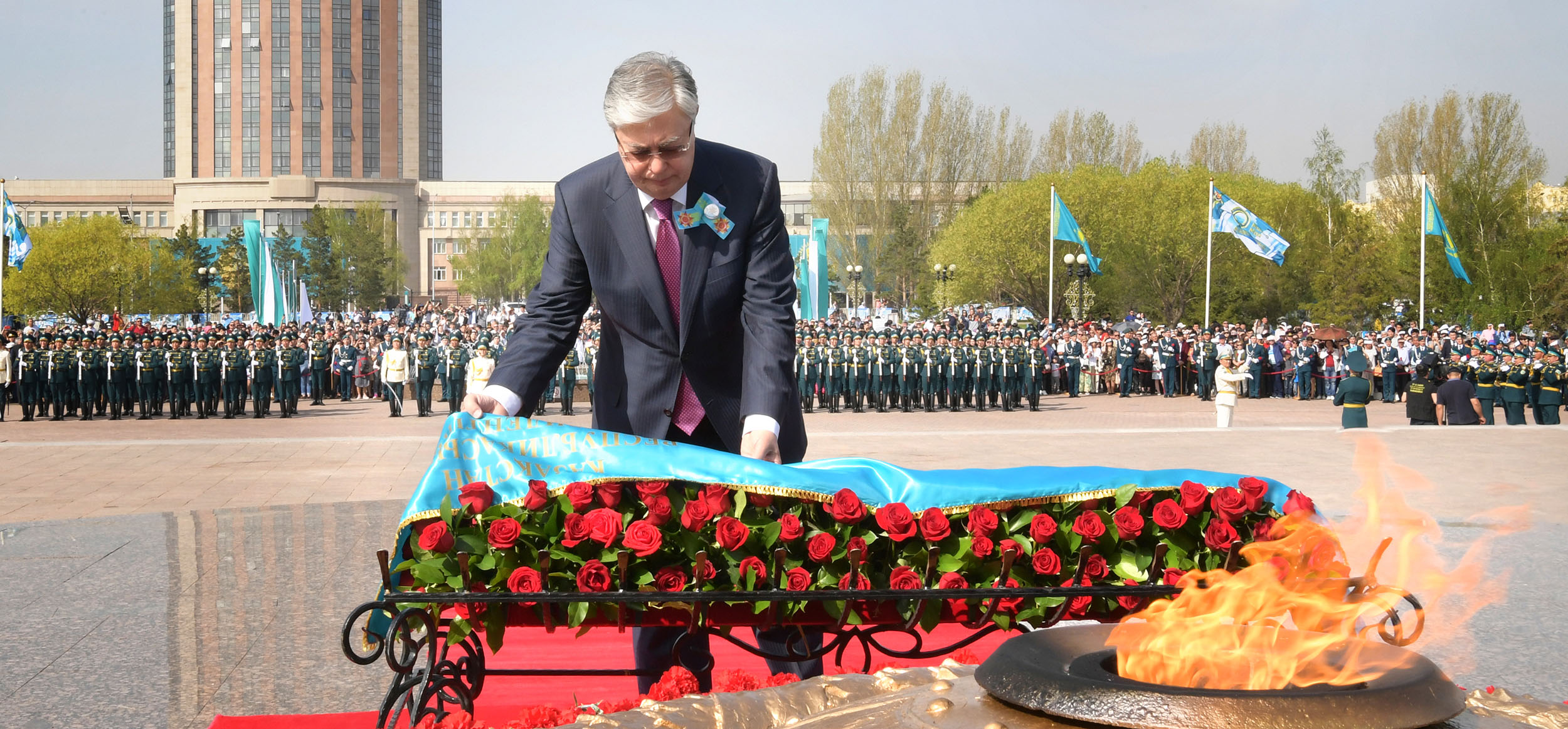 Касым-Жомарт Токаев возложил цветы к монументу «Отан Қорғаушылар»