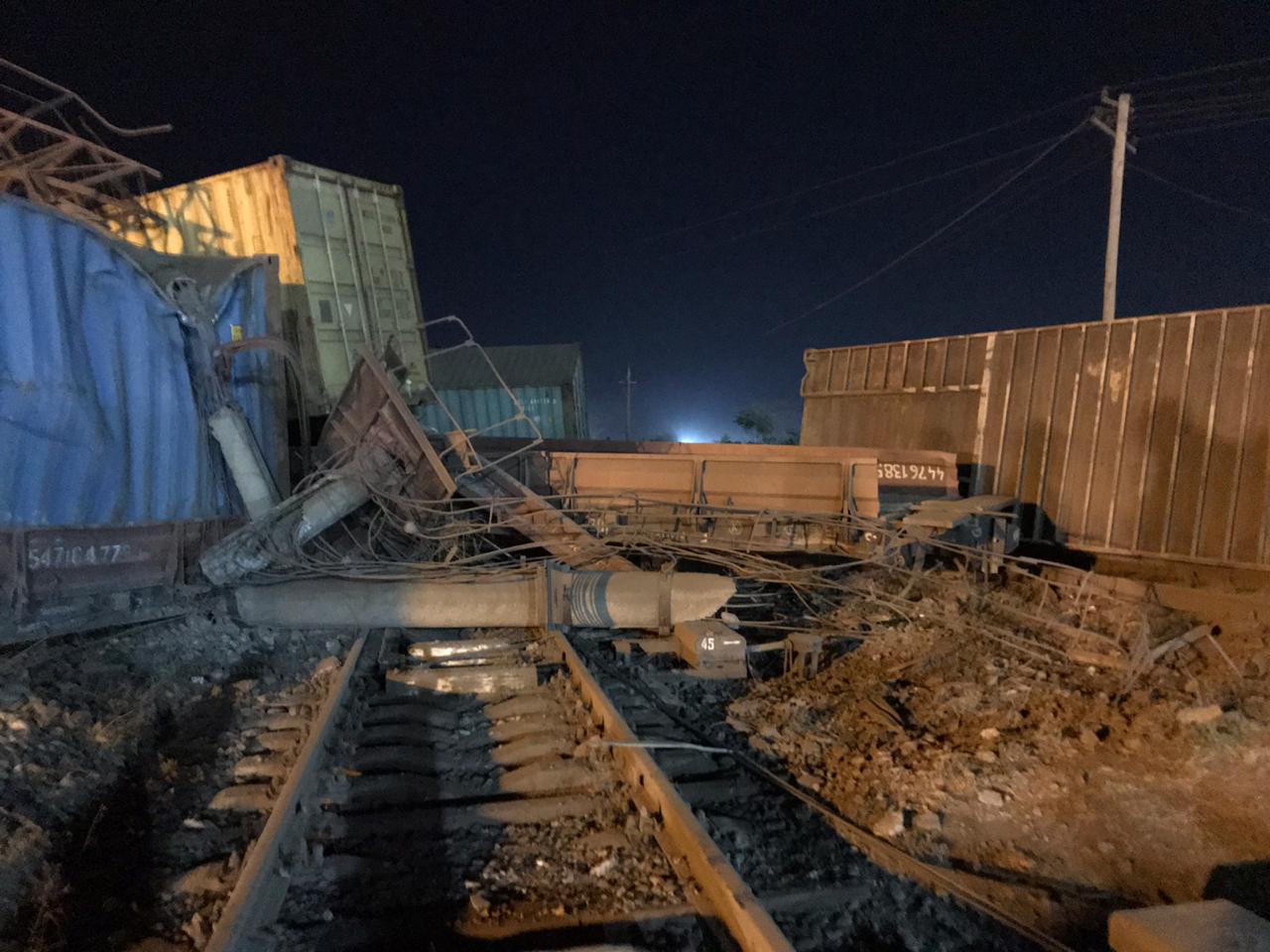 Шымкент қаласының темір жол станциясында 13 вагон аударылып қалды