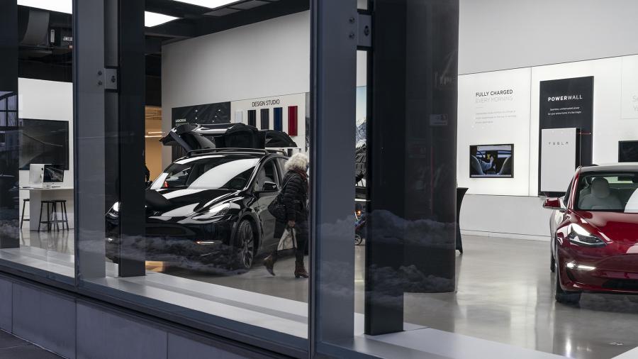 Tesla көлігінің бағасын арзандатып жатыр