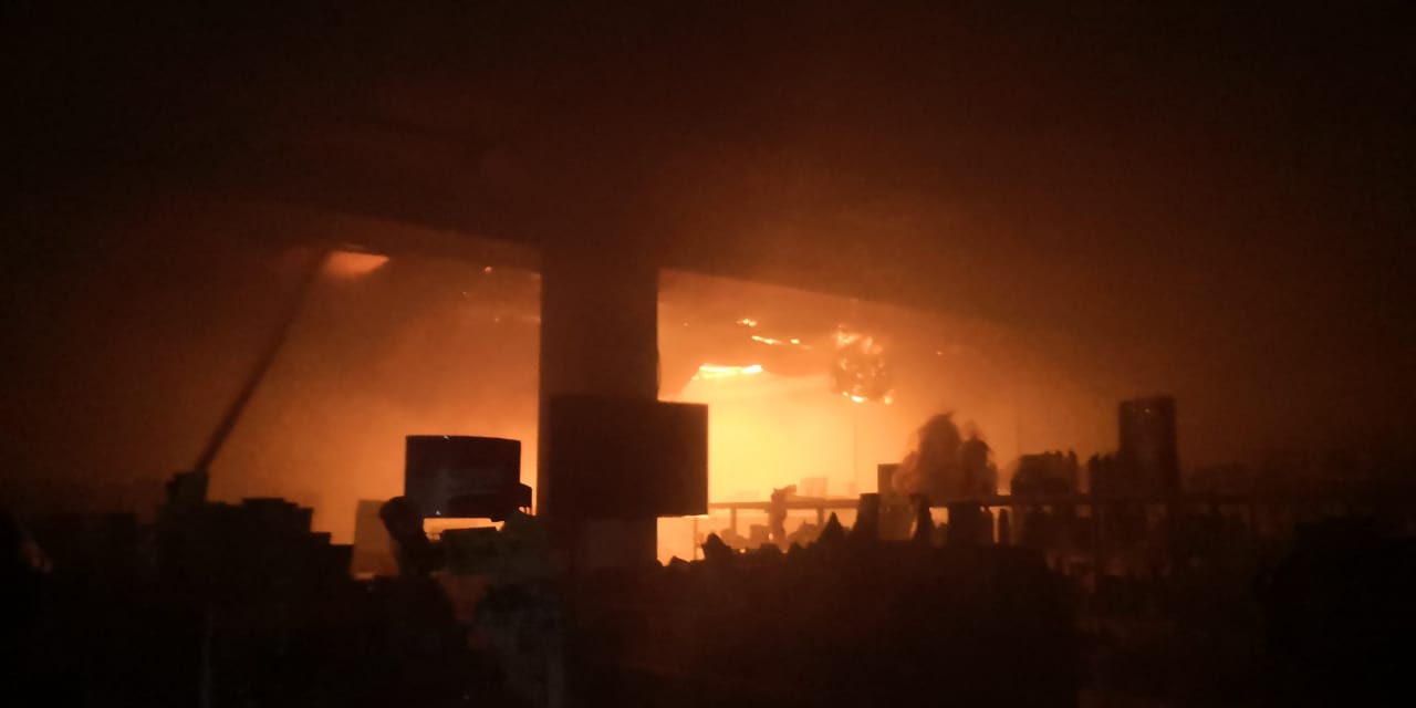 Пожар на крыше бани в Таразе перекинулся на кафе и магазин 