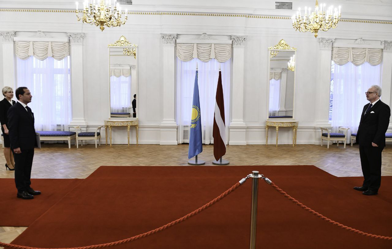 Қазақстан елшісі Латвия Президентіне сенім грамоталарын тапсырды