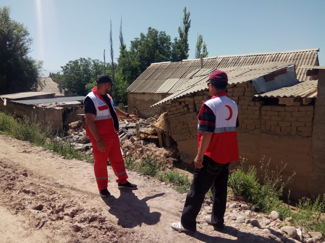 Красный Полумесяц РК и Фонд Булата Утемуратова оказали помощь пострадавшим от селевого потока в Шымкенте  