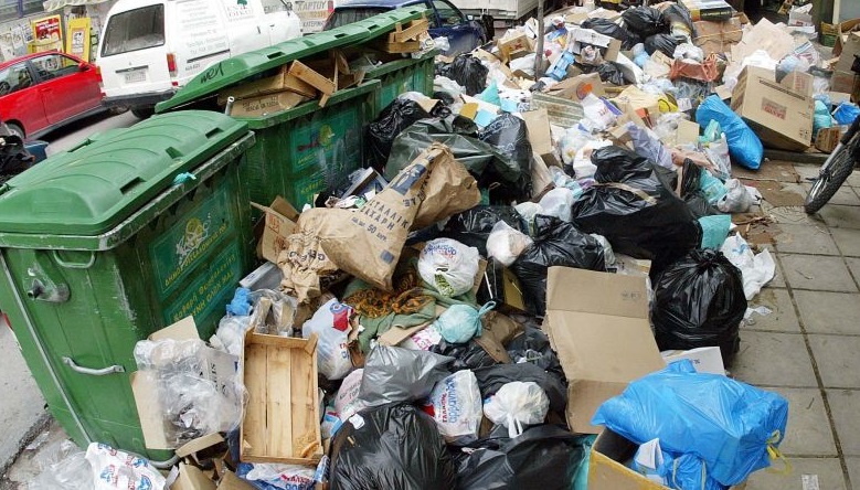 В наказание за неуплату вывоза ТБО в Усть-Каменогорске спрятали мусорные баки  