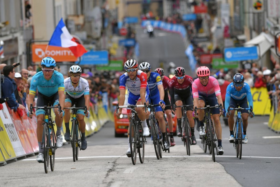Команда "Астана" активно провела второй этап многодневной гонки "Критериум дю Дофине"  