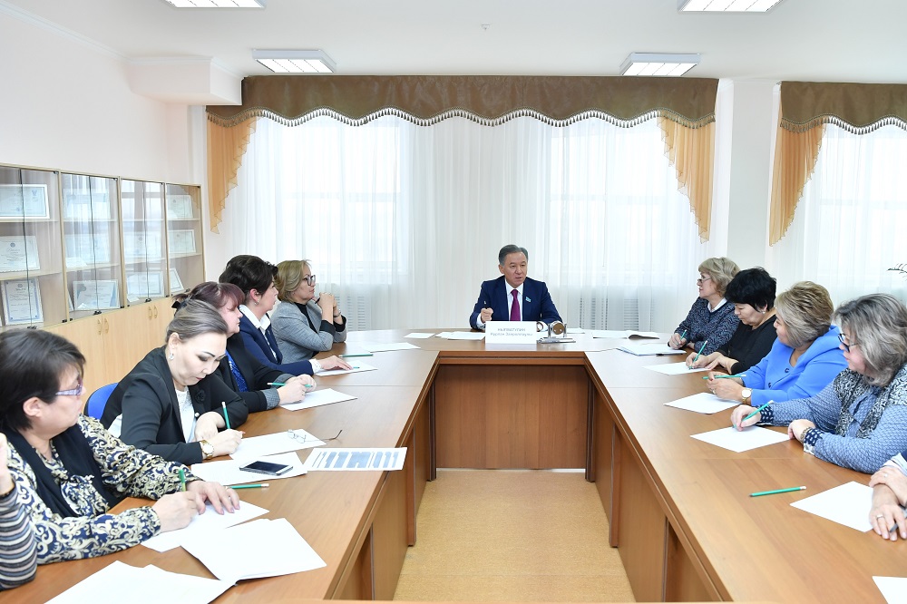 Нурлан Нигматулин обсудил с учителями столицы законопроект "О статусе педагога"