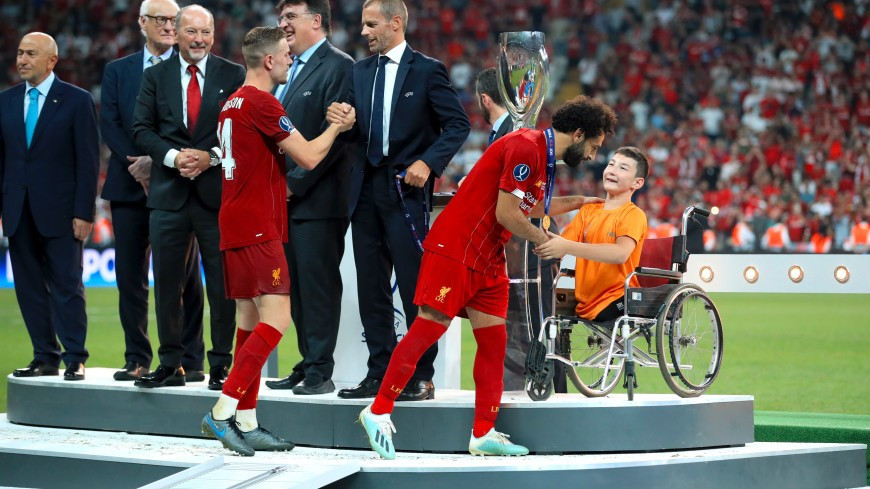 Әли Тұрғанбеков "Ливерпуль" ойыншыларына УЕФА Суперкубогін табыстады