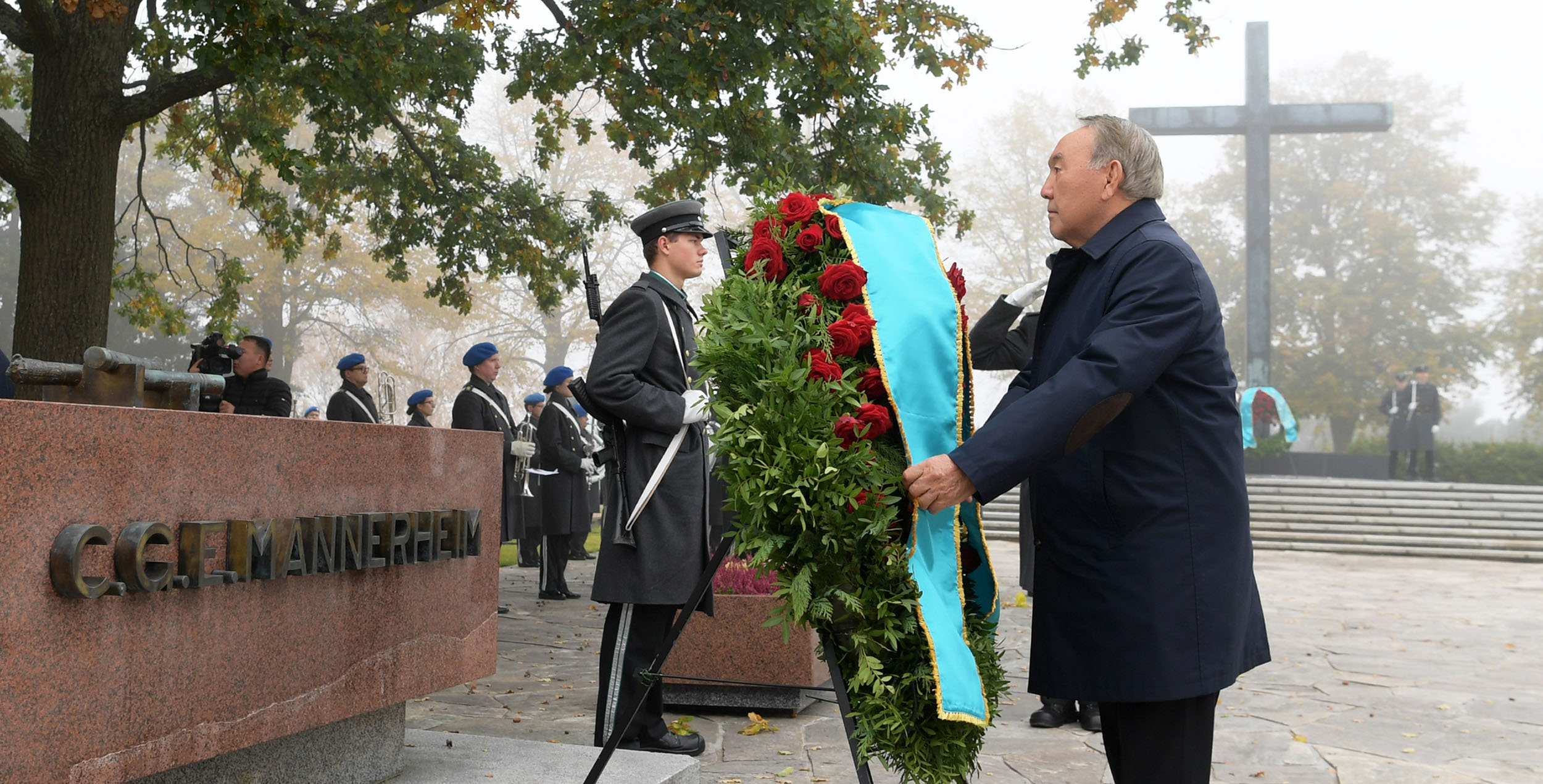 Нурсултан Назарбаев возложил цветы к могиле Карла Маннергейма и памятнику "Крест героев" в Финляндии