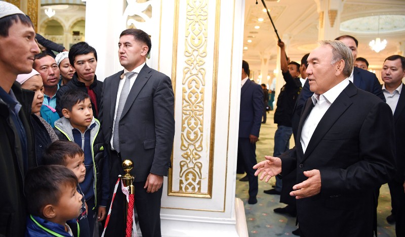 Нурсултан Назарбаев посетил мечеть "Хазрет Султан"