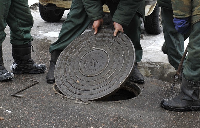 Автобустың еденін тесіп өткен люк қақпағы жолаушының аяғын сындырды 