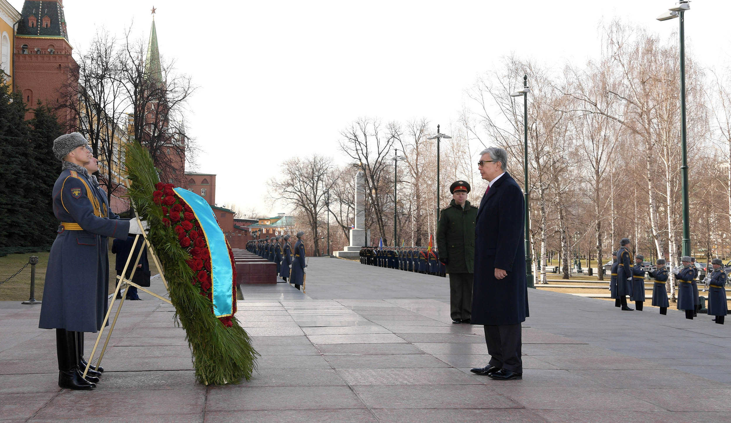Президент РК возложил цветы к Могиле Неизвестного Солдата в Москве