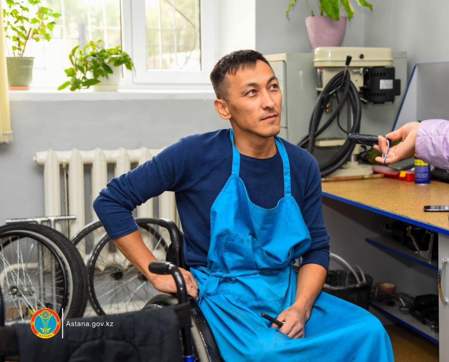 Астанчанин изобрёл мойку для инвалидных колясок