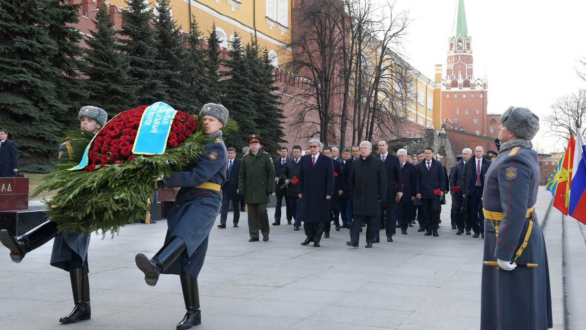 Мемлекет басшысы Белгісіз жауынгер бейітіне гүл шоғын қою рәсіміне қатысты