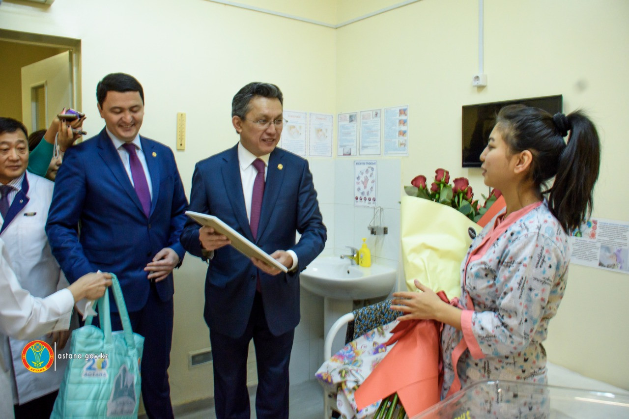 Астана әкімі Тұңғыш Президент күні туылған балаларды құттықтады 
