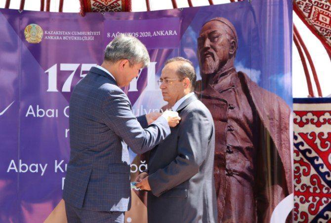 Президент түрік жазушысын "Достық" орденімен марапаттады