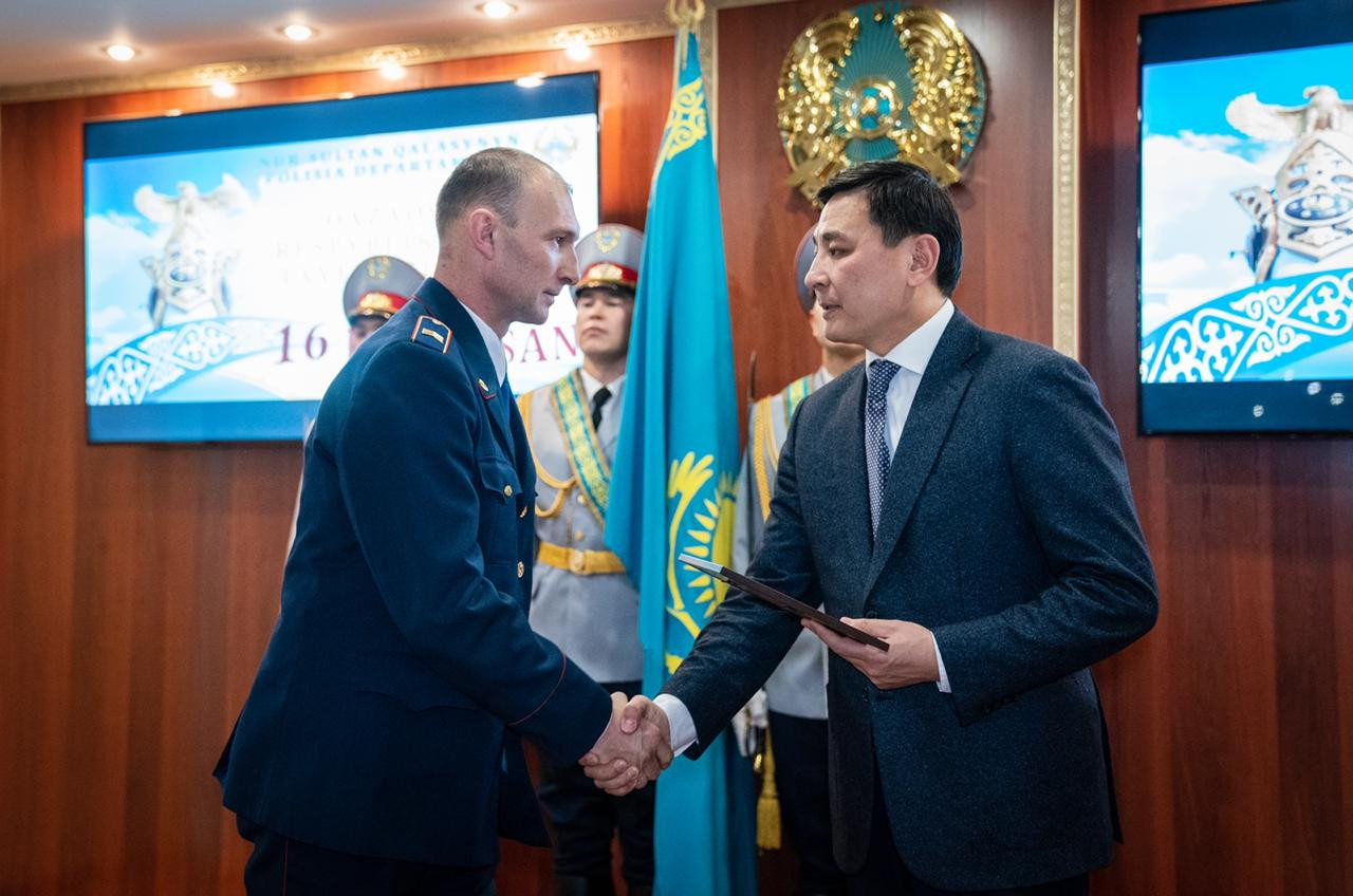Аким столицы Алтай Кульгинов поздравил стражей порядка с наступающим Днем независимости 
