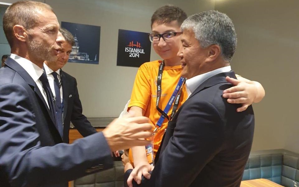 Казахстанский мальчик Али наградил «Ливерпуль» после матча за суперкубок УЕФА
