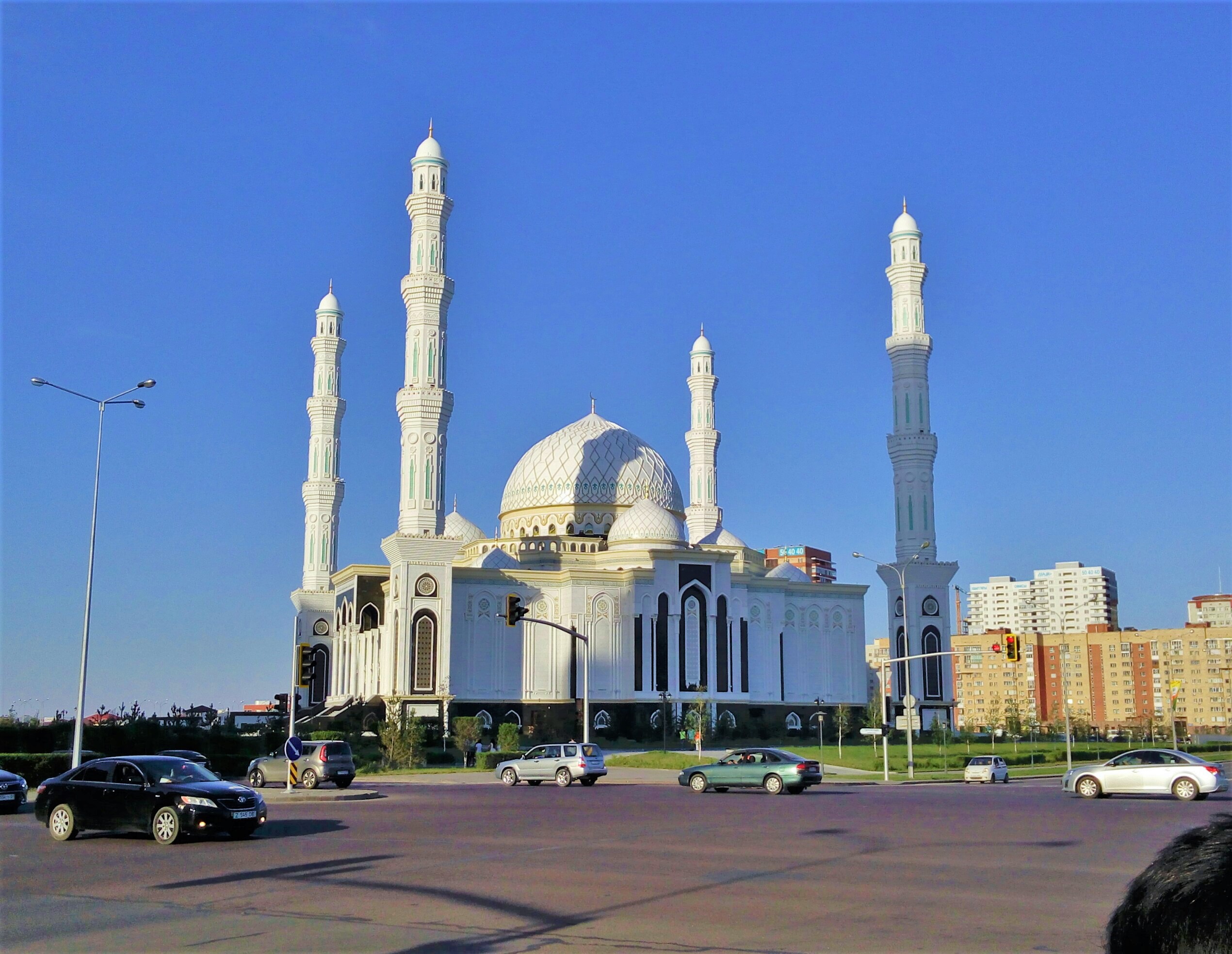 В Нур-Султане возобновляется деятельность мечетей, церквей и соборов 